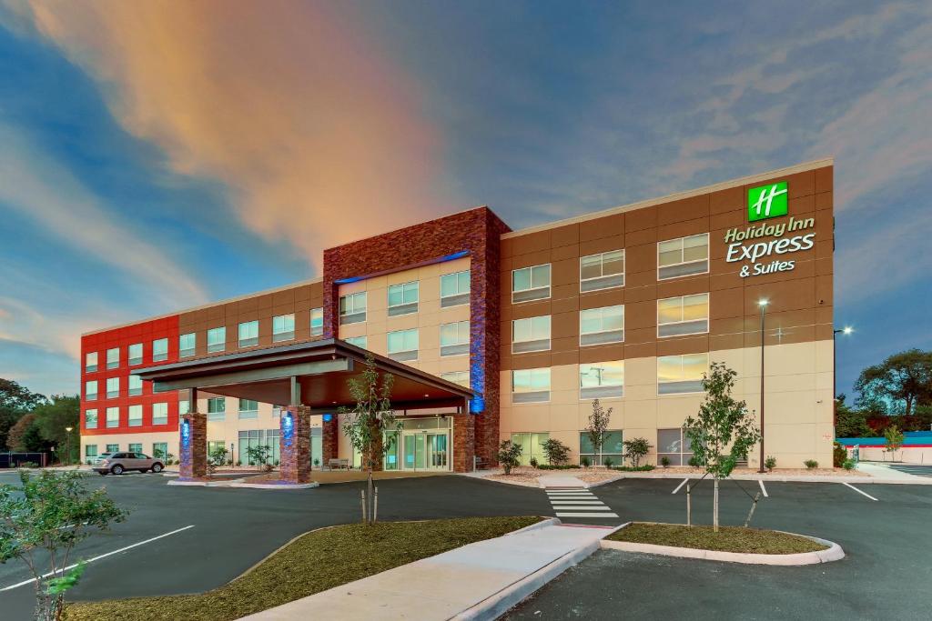 Holiday Inn Express & Suites – Roanoke – Civic Center